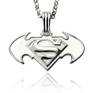 Individuelle Halskette mit Batman vs. Superman-Logo aus Sterlingsilber