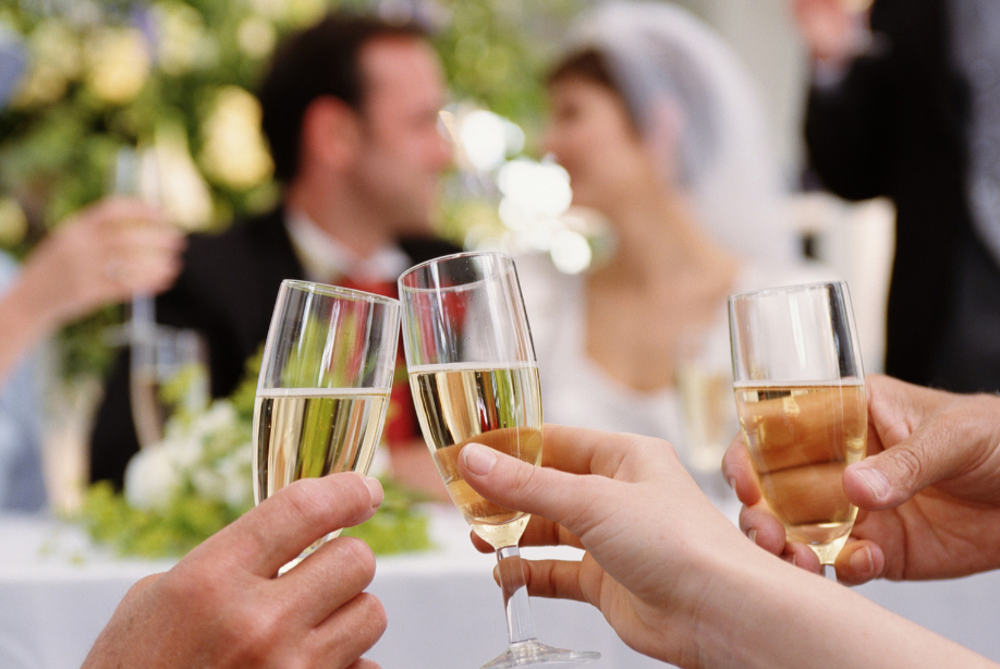 30 beeindruckende Beispiele für Toasts zum Hochzeitstag, die Sie bei der bevorstehenden Hochzeit verwenden können