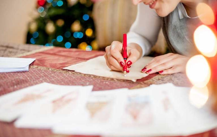 31 süße Nachrichten, die ich auf die Weihnachtskarte meines Freundes schreiben kann