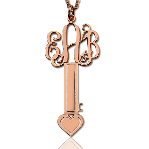 Colar em ouro rosa com chave de coração e inicial do monograma