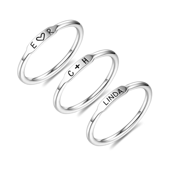 Anéis com barra com inicial que podem ser combinados e personalizados em prata