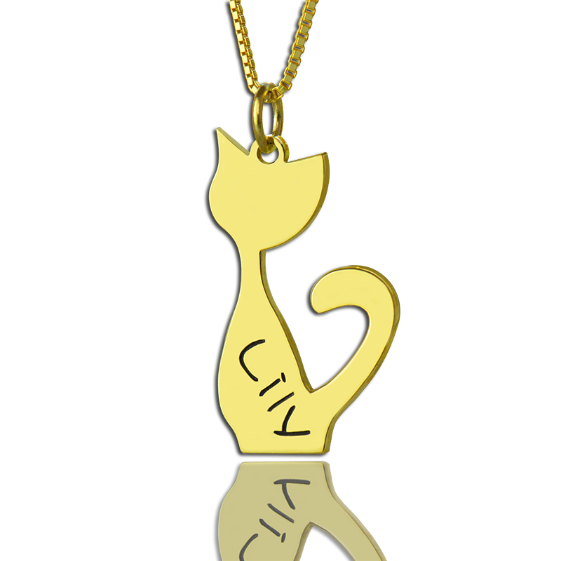 Colar com pingente com nome de gato personalizado em ouro por cima