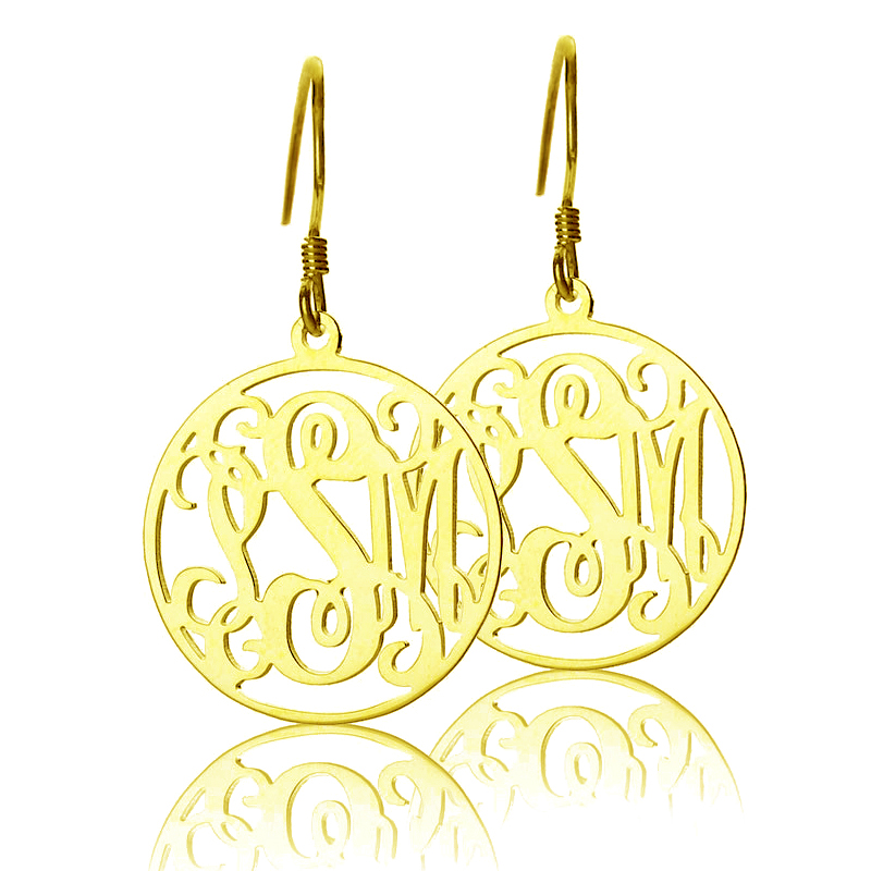 Brincos iniciais com monograma circular em ouro